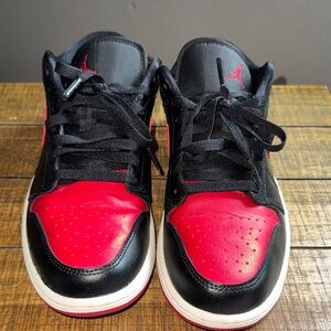 Air Jordan 1 low sneakers in Black/ Gym Red